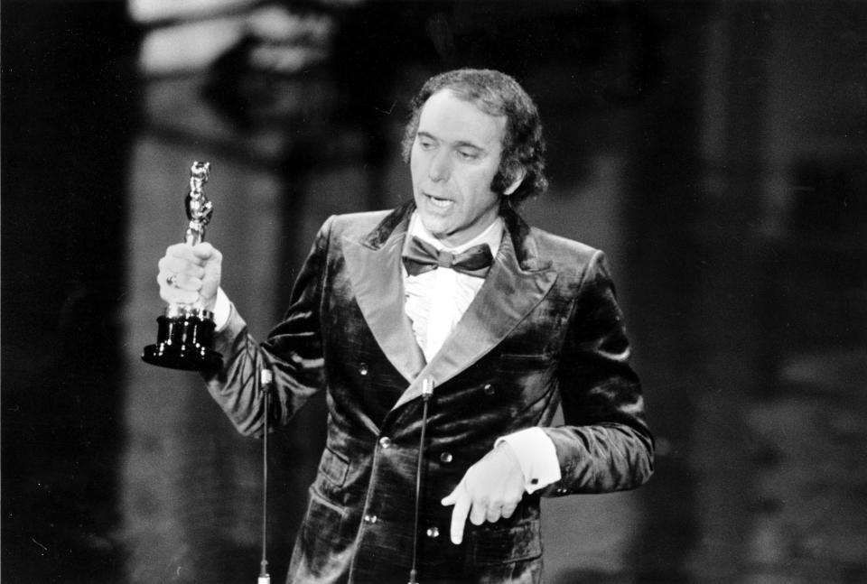 ARCHIVO - El productor Albert S. Ruddy recibe el Oscar a mejor película por "The Godfather" en la 45a edición anual de los Premios de la Academia en Los Angeles, California el 27 de marzo de 1973. El productor y guionista nacido en Canadá, ganador de premios Oscar por "The Godfather" ("El padrino") y "Million Dollar Baby", falleció el sábado 25 de mayo de 2024 a los 94 años. (Foto AP, archivo)