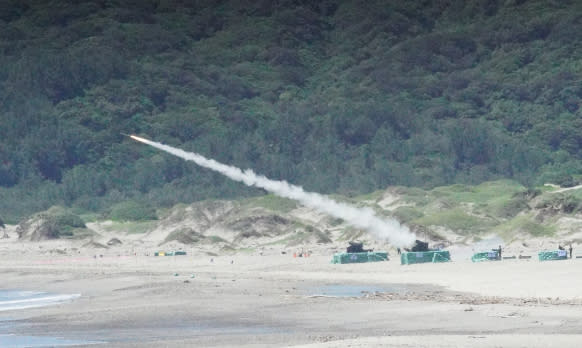 國軍第四作戰區年度「神弓操演」復仇者防空飛彈車於中科院九鵬基地外的「九棚大沙漠」實彈射擊，中科院提供的靶機就是由九鵬基地起飛。郭宏章攝。