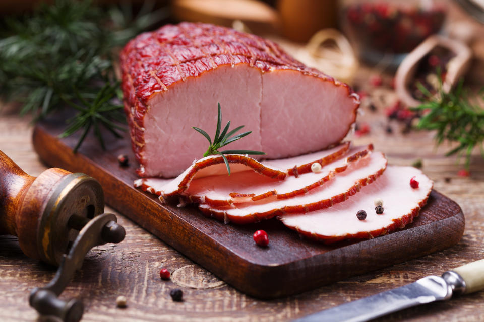 不能用火腿取代原肉類，應多攝取原型食物。（圖／Getty Images）
