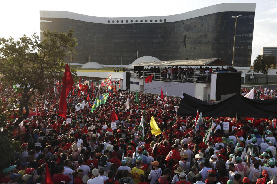 Simpatizantes del encarcelado expresidente Luiz Inácio Lula da Silva se reúnen afuera del Tribunal Superior Electoral, en Brasilia, el míercoles 15 de agosto de 2018. (AP Foto/Eraldo Peres)