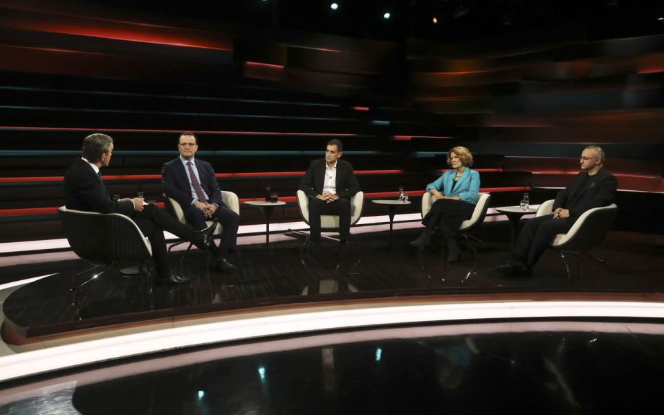 Bei Markus Lanz (links) debattierten Kubilay Dertli (rechts), Petra Pinzler, Philipp Peyman Engel (Mitte) und Jens Spahn über den wachsenden Antisemitismus in Deutschland. (Bild: ZDF / Cornelia Lehmann)