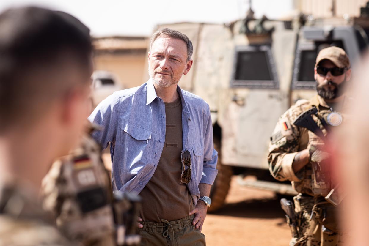 Bundesfinanzminister Christian Lindner beim Besuch von Bundeswehr-Soldaten im Mali-Einsatz im Februar. Lindner sieht keinen Raum für höhere Verteidigungsausgaben im kommenden Haushaltsjahr.  - Copyright: picture alliance / photothek/Leon Kuegeler