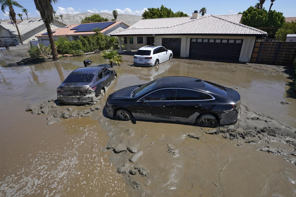 Varios automóviles yacen atascados en el lodo tras una inundación, el lunes 21 de agosto de 2023, en Cathedral City, California. (AP Foto/Mark J. Terrill)