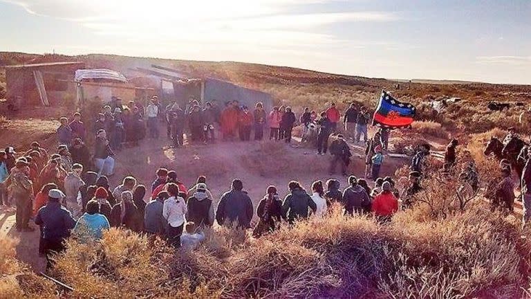 La comunidad mapuche Fvta Xayen, que tomó posesión de tierras a 18 km de Añelo, en un área conocida como Los Algarrobos