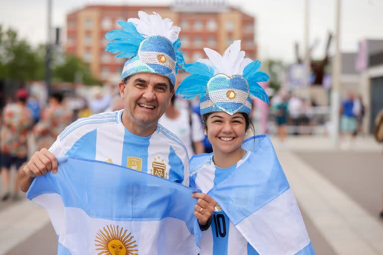 Eduardo Nazar junto con su hija Olivia; llegaron desde Tucumán para estar junto a Los Pumas