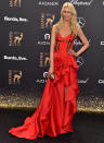 <p>… und die wunderbare Claudia Schiffer in ihrem spannend skulpturierten Entwurf von Atelier Versace, die die Fashion-Bloggerinnen in Entzücken versetzten, ebenso wie … (16. November 2017, Bild: WENN) </p>