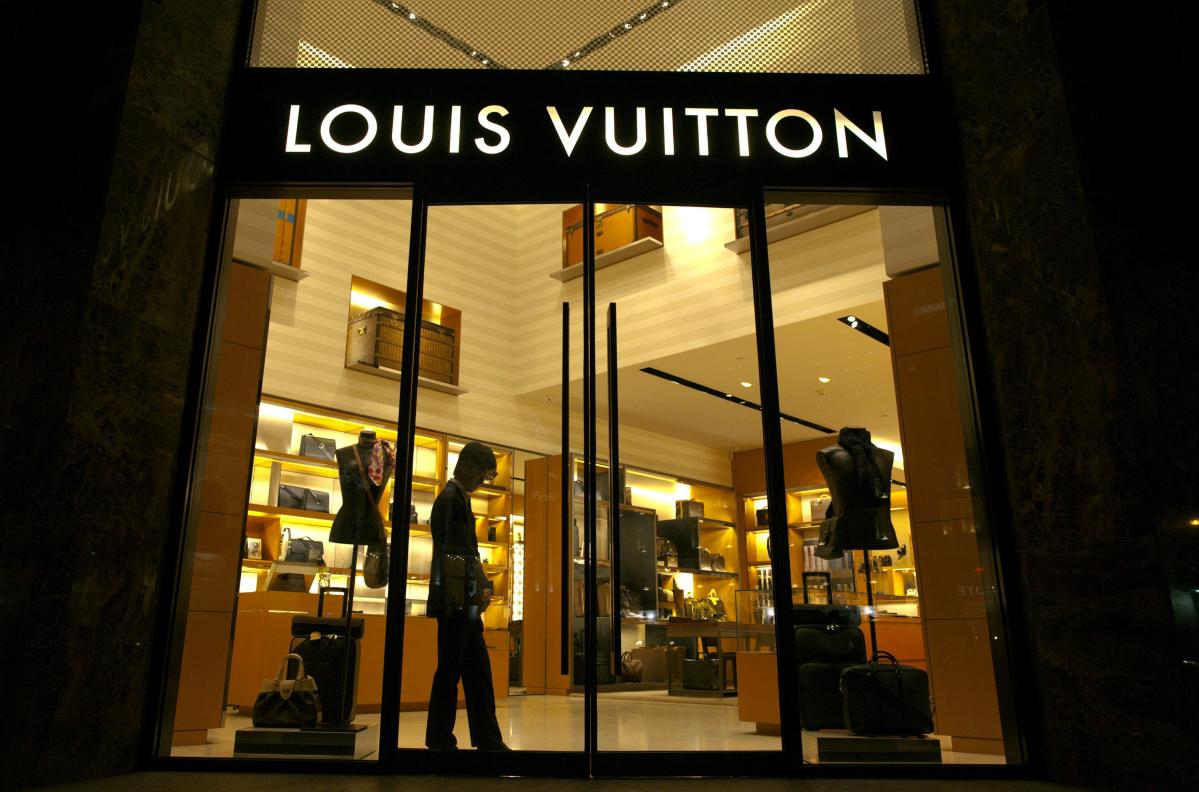 Several people at the entrance of the Louis Vuitton store on News Photo  - Getty Images