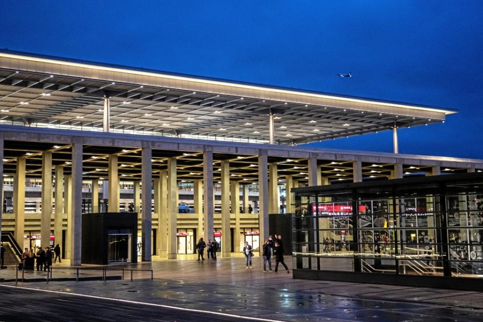 Das angestrahlte Terminal 1 des BER.<span class="copyright">Maja Hitij / Getty Images</span>