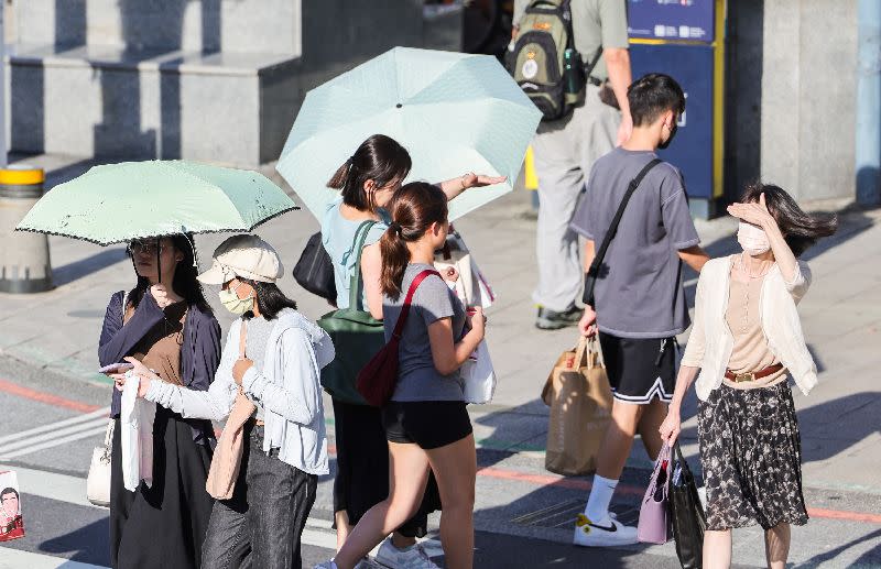 台灣各地高溫持續炎熱，36度高溫已讓人受不了，不過大陸的新疆測得攝氏52.2度高溫，刷新中國現有最高溫紀錄。（圖／中央社）