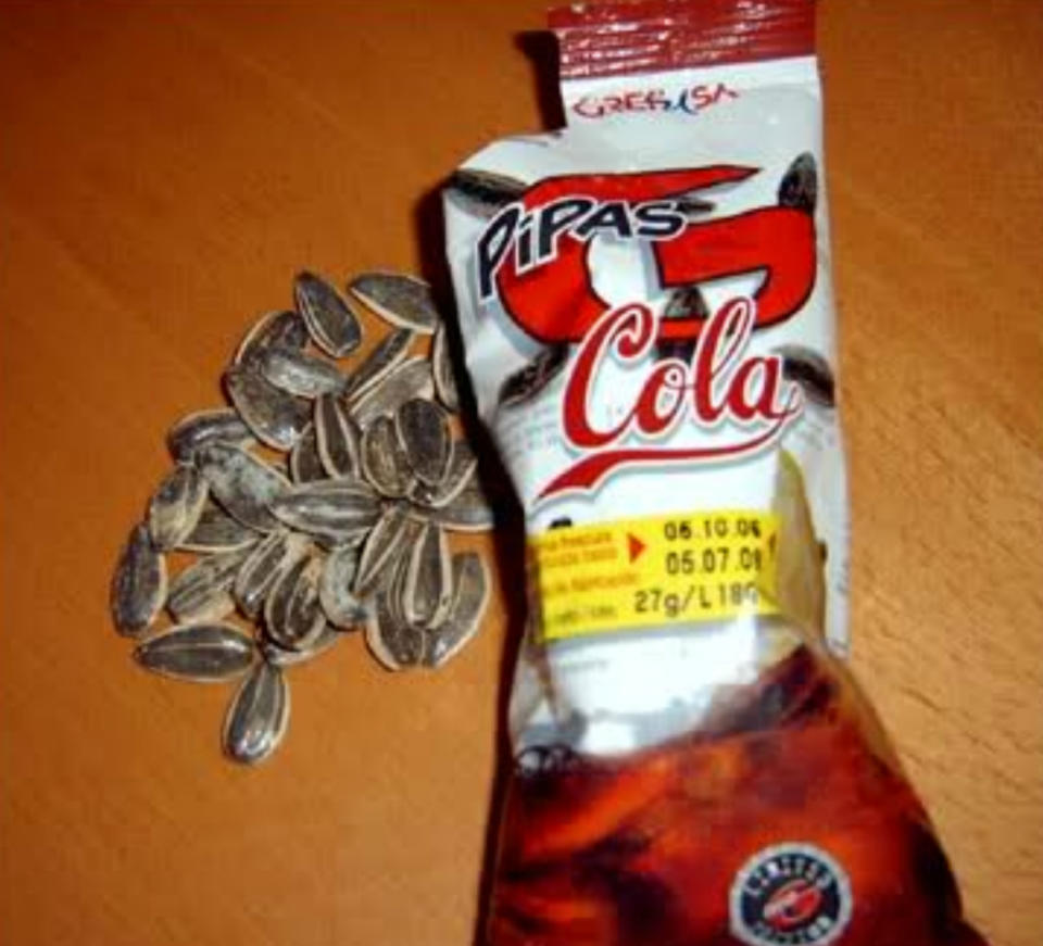 <p>A priori, la idea que tuvo Grefusa de mezclar sus pipas con Coca – cola parecía buena, pero no lo entendió así el público. La empresa terminó retirándolas del mercado explicando que se había tratado de una edición limitada para probar sus ventas. (Foto: Twitter / @grefusa). </p>