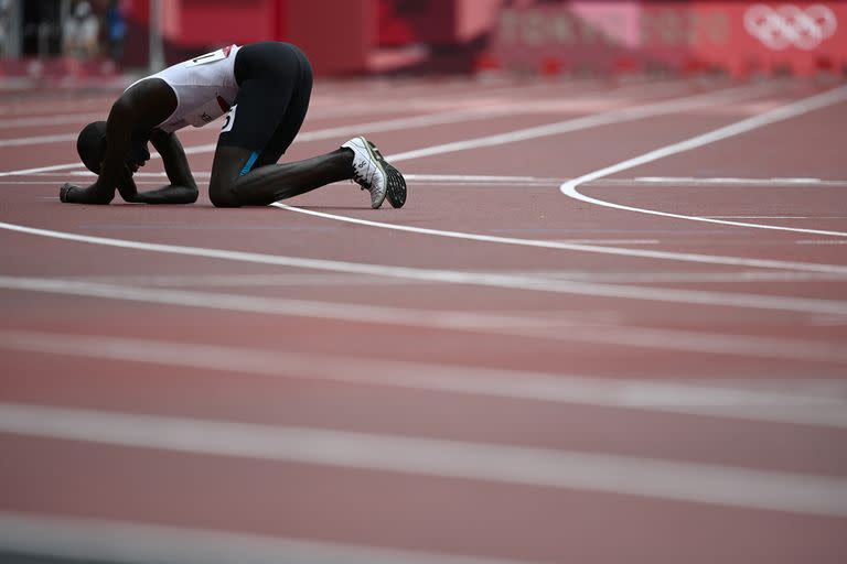 James Nyang Chiengjiek del Equipo Olímpico de Refugiados se lamenta después de una caída durante las eliminatorias masculinas de 800 metros