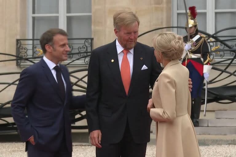 El rey Guillermo con Macron y Brigitte