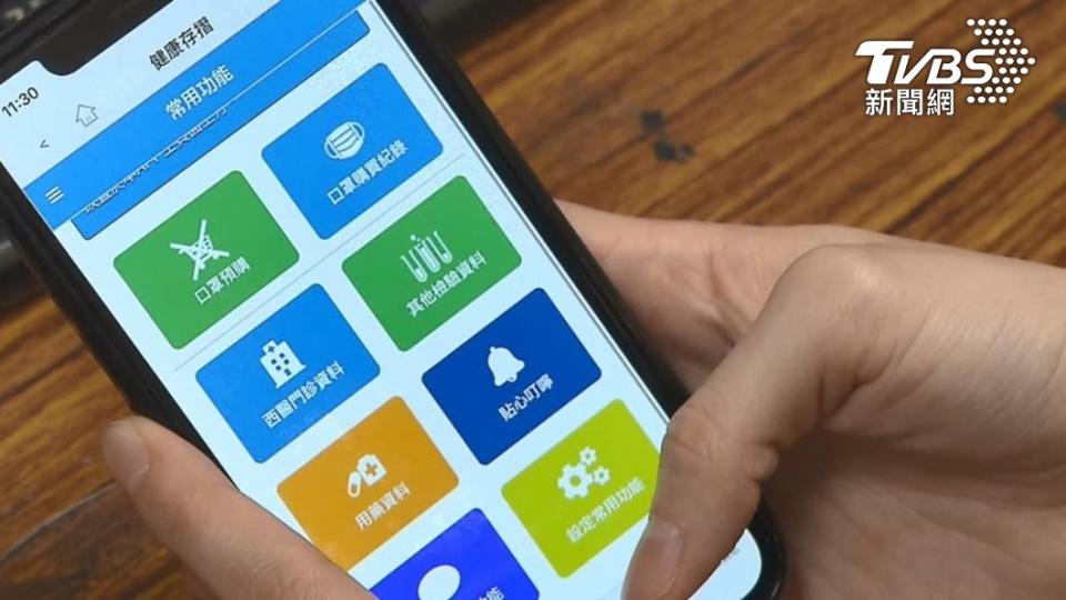 申請虛擬健保卡，出示手機畫面就能掛號看診。（圖／TVBS）