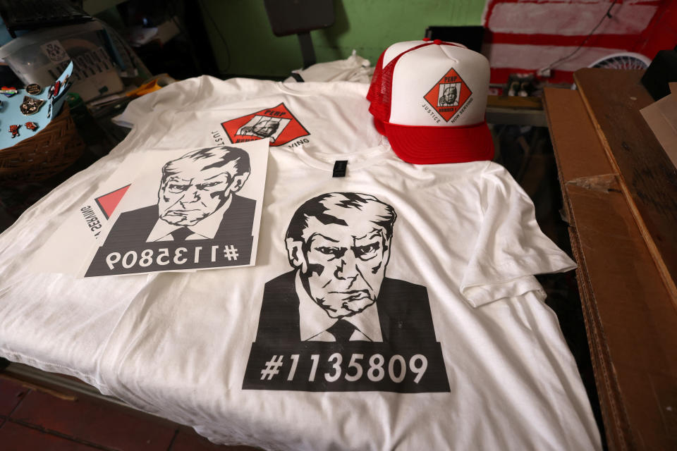 洛杉磯的印刷店，趕工印製川普犯罪照的T恤和帽子。T-shirts and hats with an image depicting the mugshot of former President Donald Trump are pictured at the Y-Que printing store in Los Angeles, California, U.S., August 25, 2023. REUTERS/Mario Anzuoni