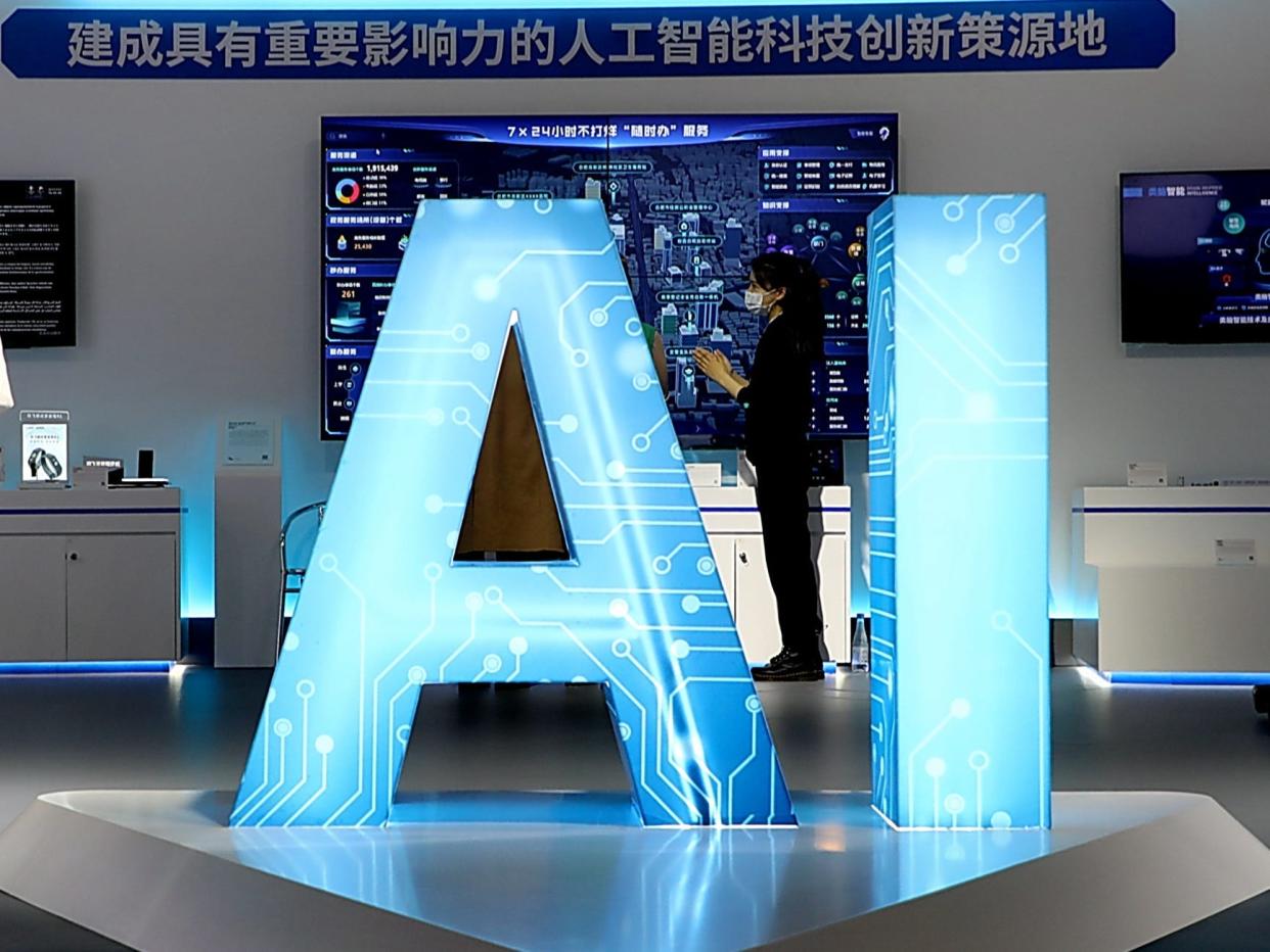 Citizens learn about new AI technologies at the ARTIFICIAL Intelligence Exhibition area of the world Manufacturing Conference 2021 in Hefei, East China's Anhui Province, Nov 19, 2021.