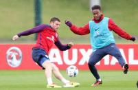 Foto del miércoles de James Milner y Raheem Sterling en el entrenamiento de la selección inglesa de fútbol en Manchester. Mayo 25, 2016. Action Images via Reuters / Carl Recine