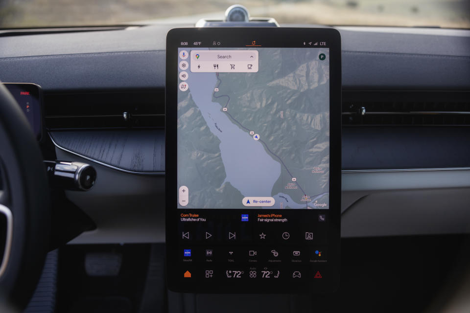 Dank Android Automotive sind Dinge wie Google Maps, YouTube Music und Google Assistant direkt in das Auto integriert.