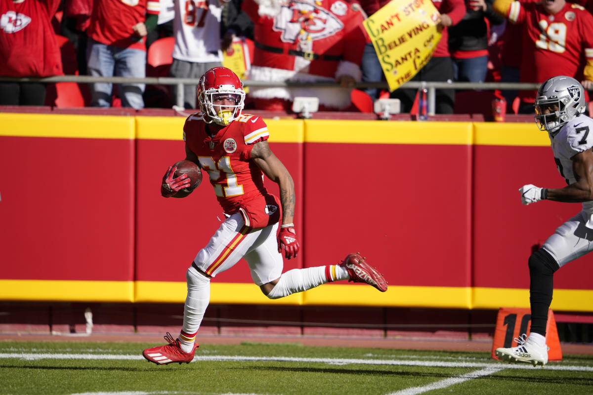 Chiefs score 5 touchdowns after Raiders break huddle on logo