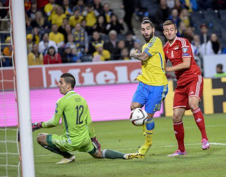 Sweden's Jimmy Durmaz (C) scores past Liechtenstein's goalie Cengiz Bicer (L) and Daniel Kaufmann during their Euro 2016 qualifying soccer match in Stockholm on October 12, 2014. REUTERS/Maja Suslin/TT News Agency