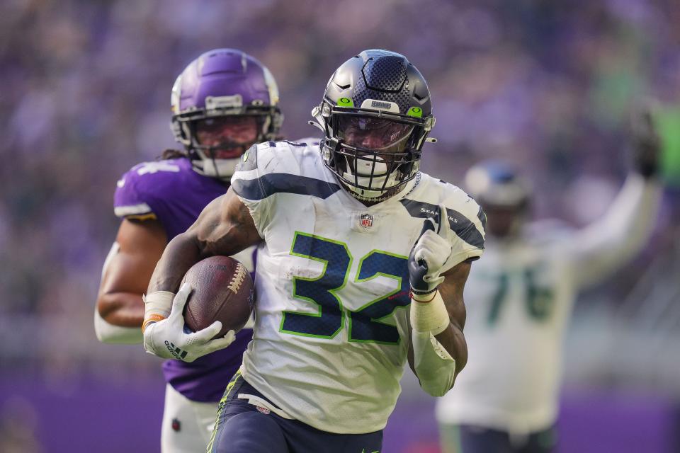 Seahawks running back Chris Carson outruns the Vikings defense for a second-quarter touchdown.