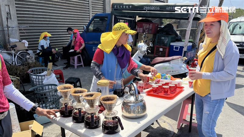 婦人(圖上)參與白沙屯媽祖進香30多年，今年動員全家三代、親友來發放茶水、咖啡和泡麵。（圖／記者賴俊佑、戴華辰 攝影）