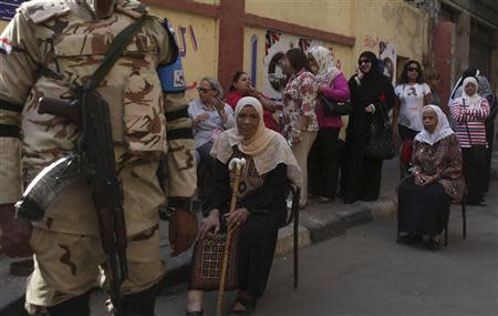 Egyptians wait to vote in Cairo May 26, 2014. REUTERS/Asmaa Waguih