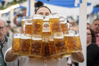 <p>Stolze 27 Bierkrüge kann Oliver Strümpfel tragen. Das ist ein neuer Rekord. Dass er die hohe Kunst des Bierkrugtragens beherrscht wie keiner vor ihm, beweist er beim traditionellen Festival Gillamoos in Abensberg. (Bild: AP Photo) </p>