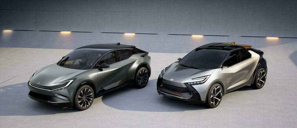 Toyota ne veut pas choisir et continuera à proposer des modèles hybrides comme le futur C-HR (préfiguré par le concept à droite sur la photo) à côté de ses futurs modèles électriques comme le futur compact SUV (préfiguré par le concept bZ à gauche sur la photo).  - Credit:Toyota