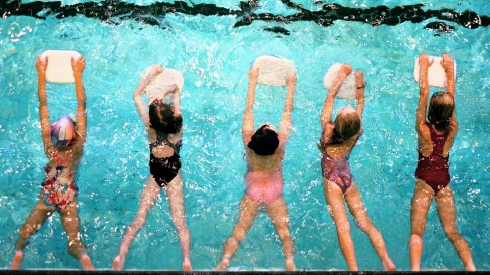 Niños en clase de natación