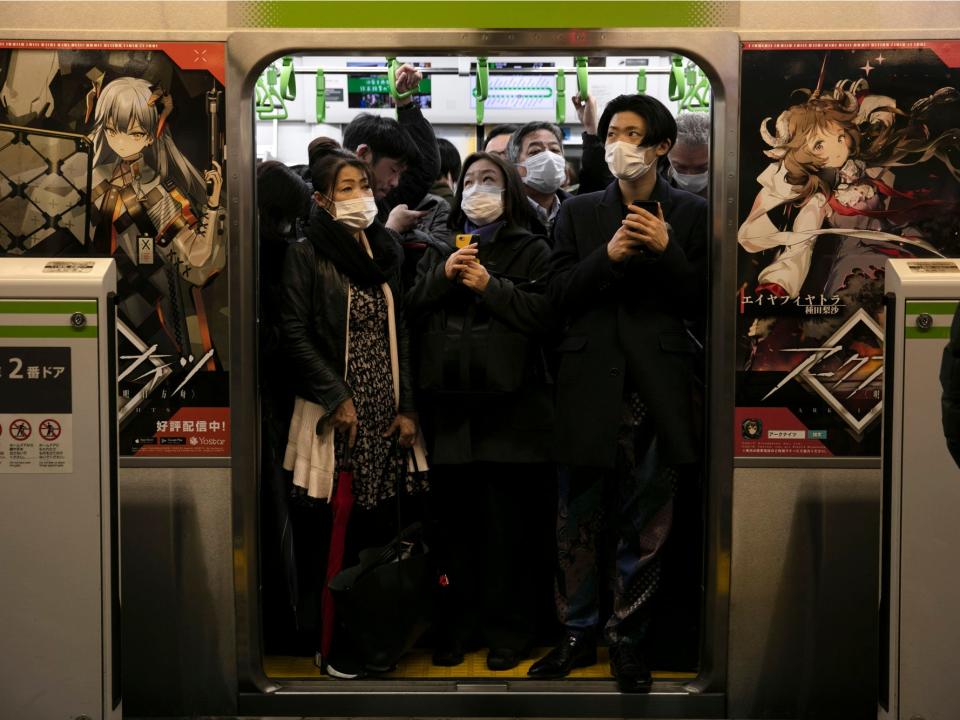 coronavirus train mask japan