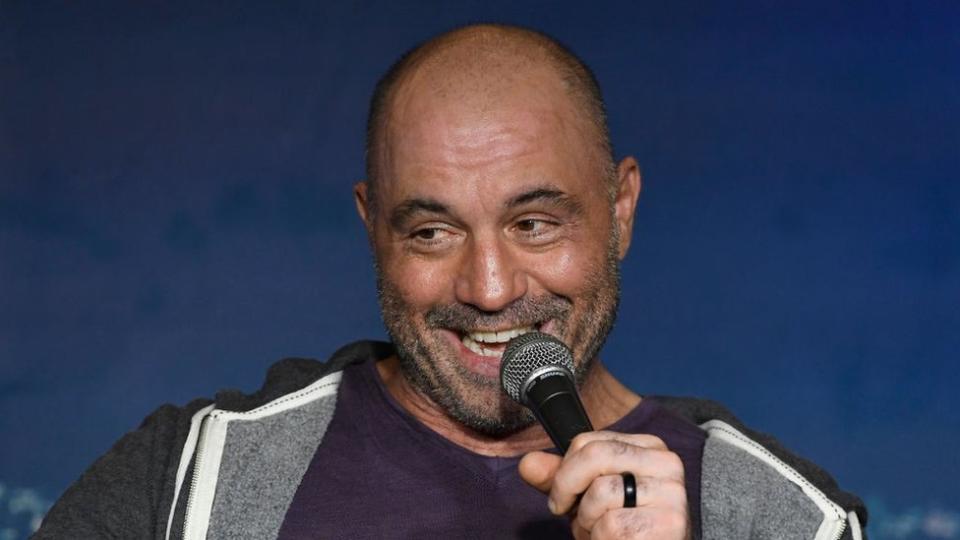 El comentarista deportivo y comediante Joe Rogan haciendo su acto de comedia