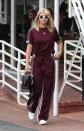 <p>Die klassische Adidas-Trainingsanzug erobert wieder unsere Fashion-Herzen. Mit einer kleinen It-Bag gibt Sofia Richie ihrem sportlichen Style eine gewisse Eleganz. (Bild: WENN) </p>