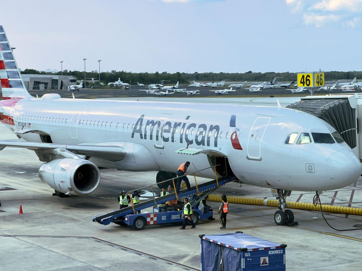 Пътник каза, че American Airlines твърди, че отделенията над седалките на