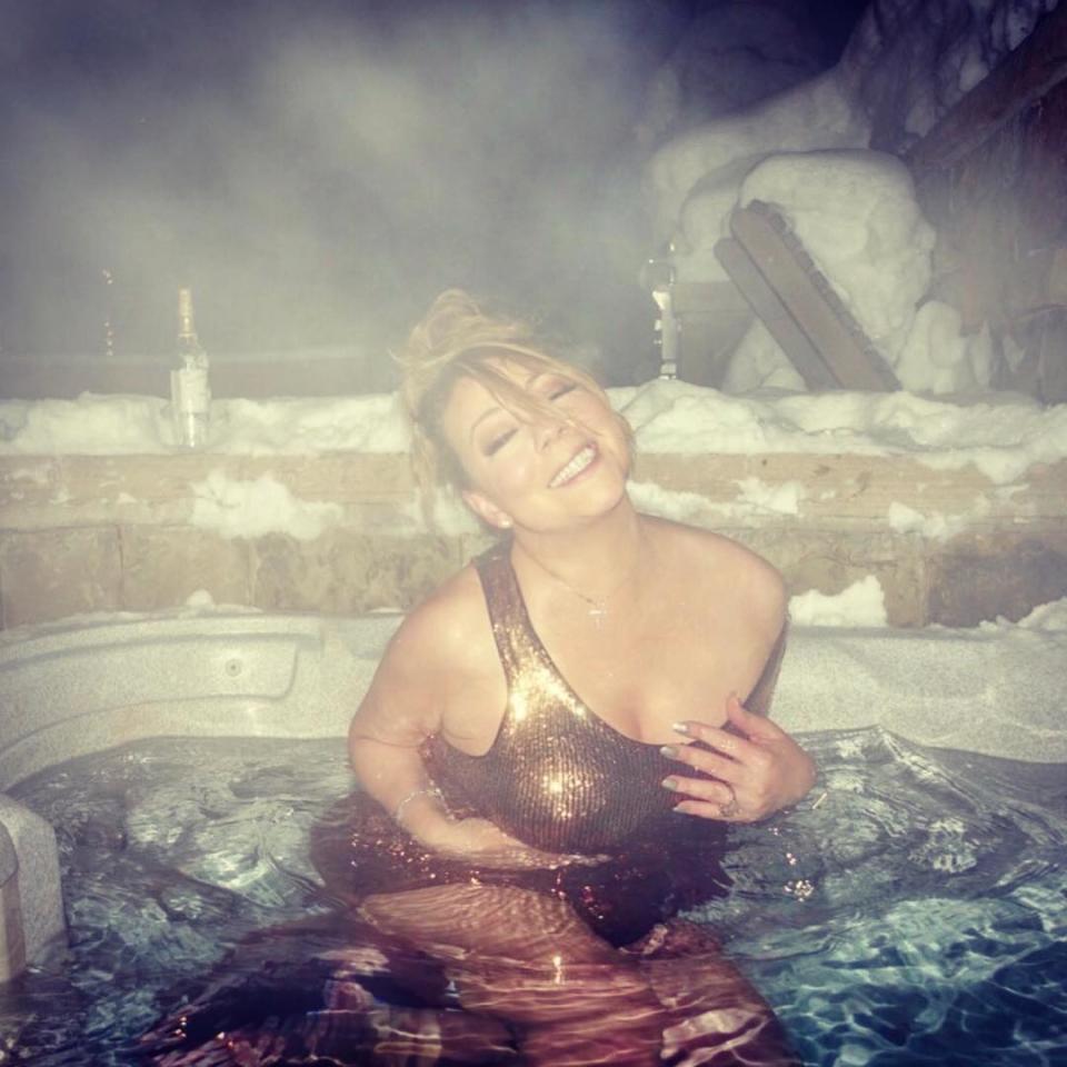 <p>Mariah no es ajena a compartir fotos sexy en sus redes como este salto con vestido a un jacuzzi en Aspen. </p>