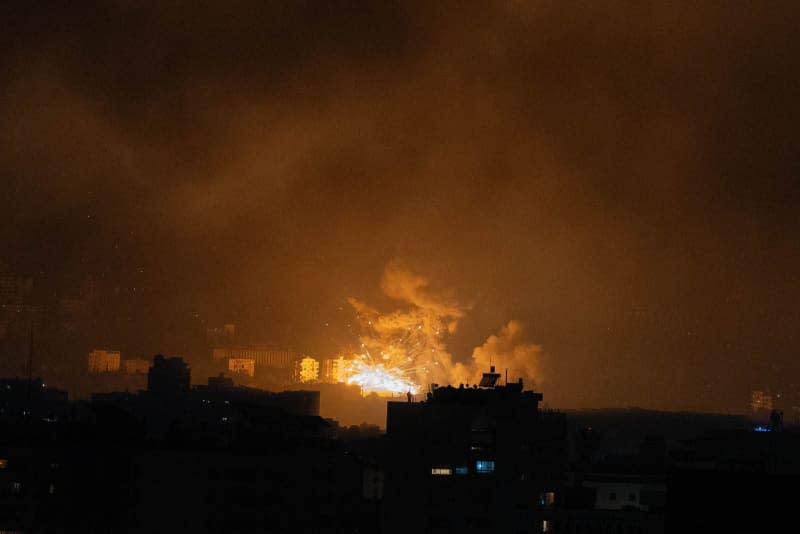 Explosions are seen after a massive Israeli air attack on the southern suburbs of Beirut. Timothy Wolfer/ZUMA Press Wire/dpa