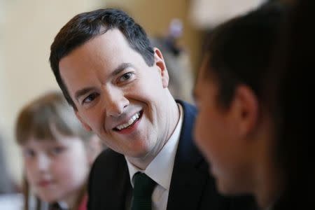 Der britische Finanzminister George Osborne stellte am Mittwoch die neue Pfundmünze in London vor.