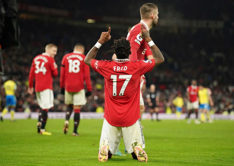 Fred festeja el tercer gol del Manchester United que derrotó a Nottingham Forest.