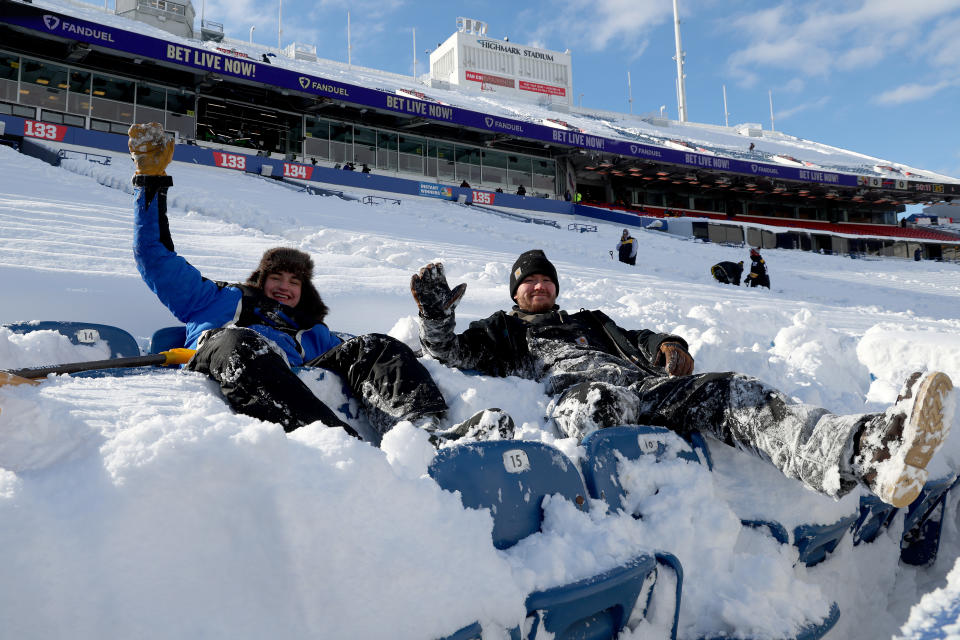 Look Bills Fans Deal With Snow Filled Highmark Stadium Yahoo Sports 1381