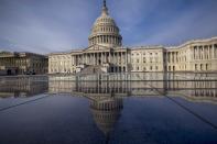 <p>Das Kapitol im US-amerikanischen Washington spiegelt sich auf geschliffenen Platten. Es ist derzeit Schauplatz der Budgetverhandlungen von Demokraten und Republikanern. (Bild: AP Photo/J. Scott Applewhite) </p>