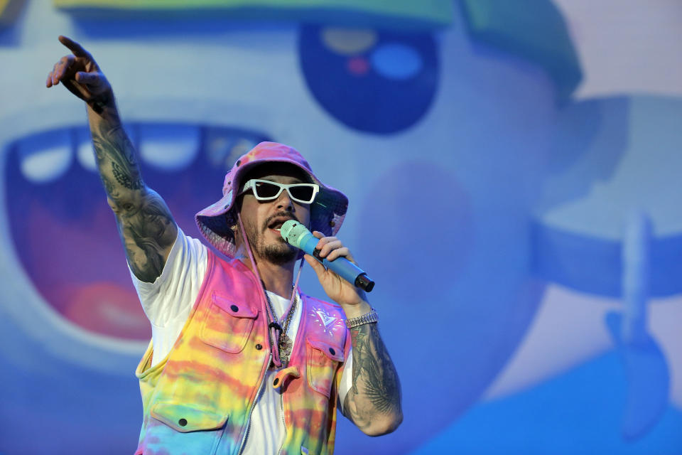 El esta foto del 23 de noviembre del 2019, J Balvin canta durante el festival de reggaetón Coca-Cola Flow en la Ciudad de México. El músico colombiano lanzó un nuevo álbum, "Colores", el jueves 19 de marzo del 2020. (AP Foto/Ginnette Riquelme, Archivo)