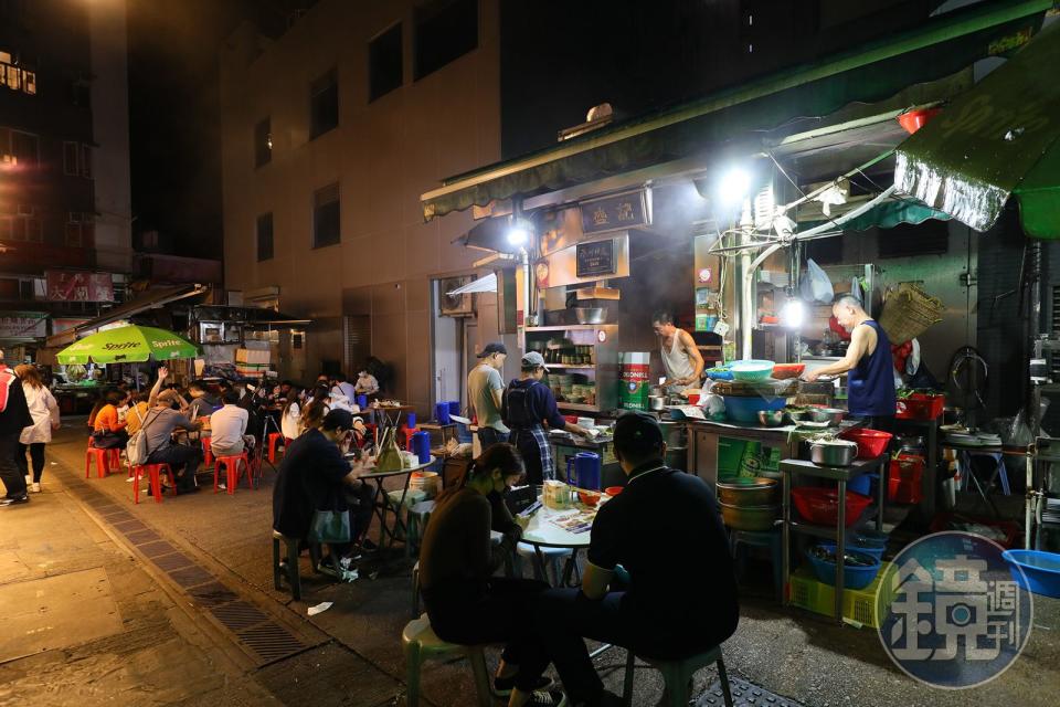 隨著香港政府停發新牌照，大牌檔可說是吃一間少一間，來到中環的「盛記」，不只要大啖平民美食，也感受懷舊氛圍。