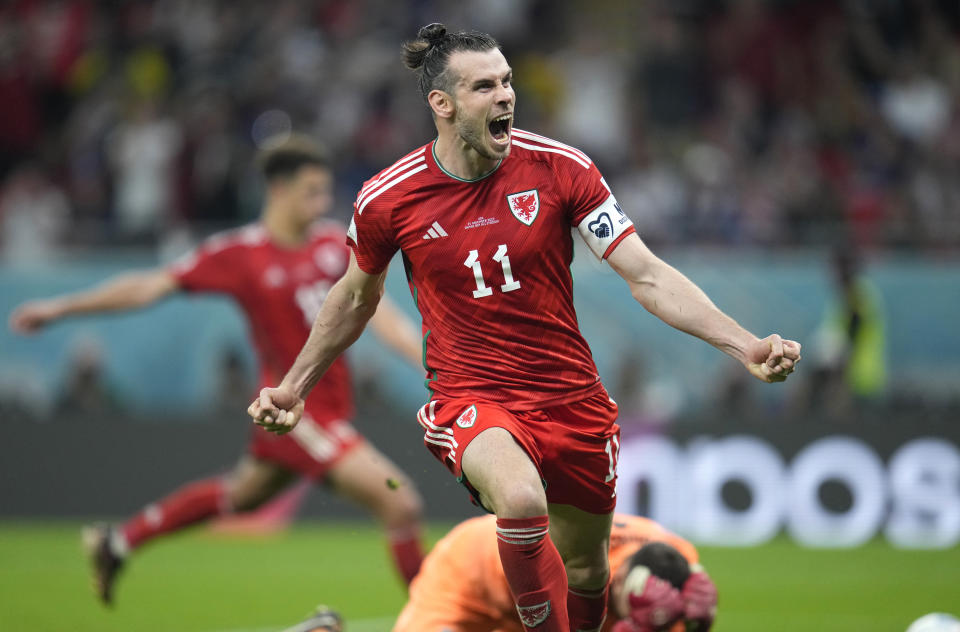 El galés Gareth Bale celebra tras anotar el tanto de su equipo en un juego del Grupo B del Mundial que enfrentó a Estados Unidos y Gales, en el estadio Ahmad Bin Ali, en Doha, Qatar, el 21 de noviembre de 2022. (AP Foto/Ashley Landis)