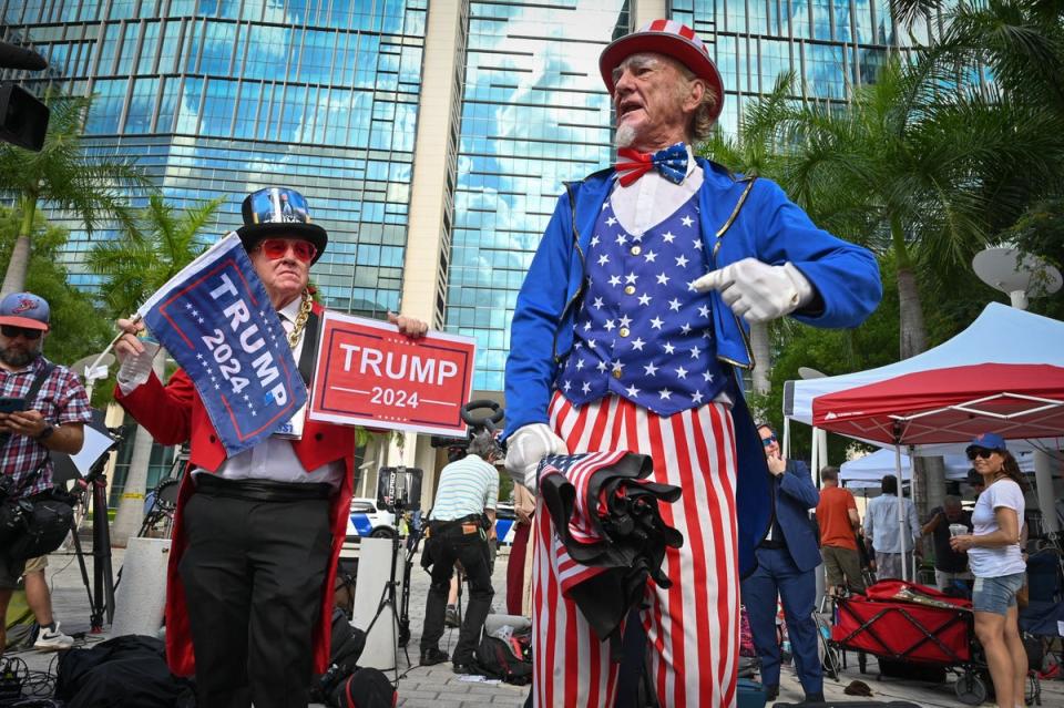 Simpatizantes de Trump muestran su apoyo frente al juzgado Wilkie D. Ferguson Jr. de los Estados Unidos antes de la comparecencia del expresidente Donald Trump en Miami, Florida, el 13 de junio de 2023 (AFP via Getty Images)