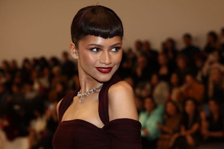 Las celebridades coparon la Semana de la moda en París y Zendaya brilló cada vez que apareció en escena. Para el desfile de Fendi, lució un peinado recogido con un flequillo que rememora a las clásicas divas de Hollywood