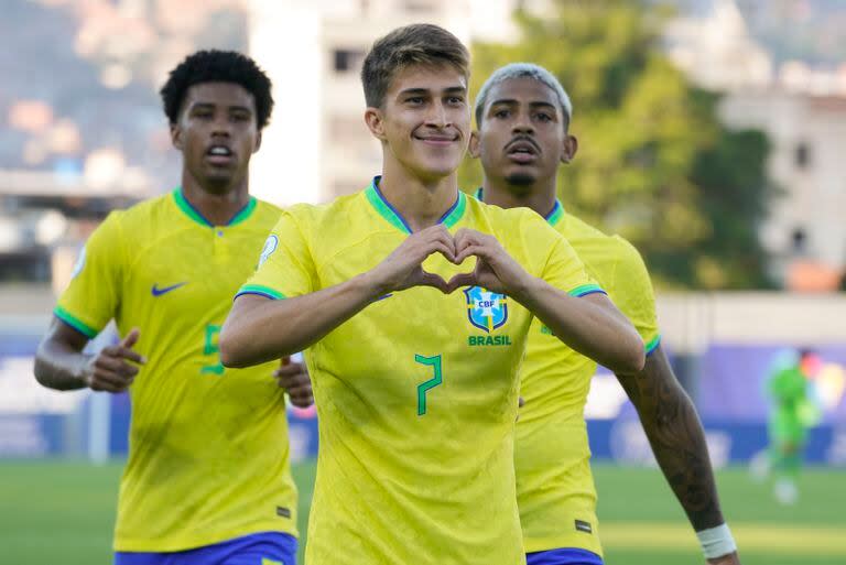 Gabriel Pirani celebra tras anotar el segundo gol de Brasil en la victoria 2 a 1 ante Ecuador 