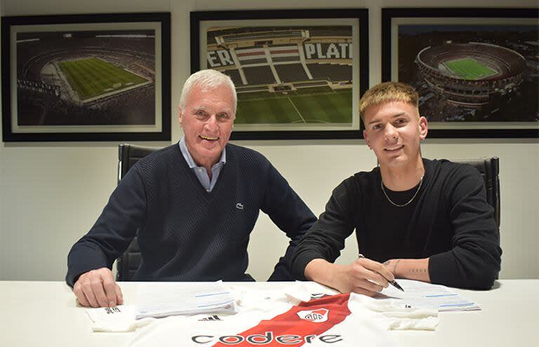 Franco Mastantuono, con el el dirigente Eduardo Barrionuevo, en agosto de 2023, al firmar su primer contrato en River