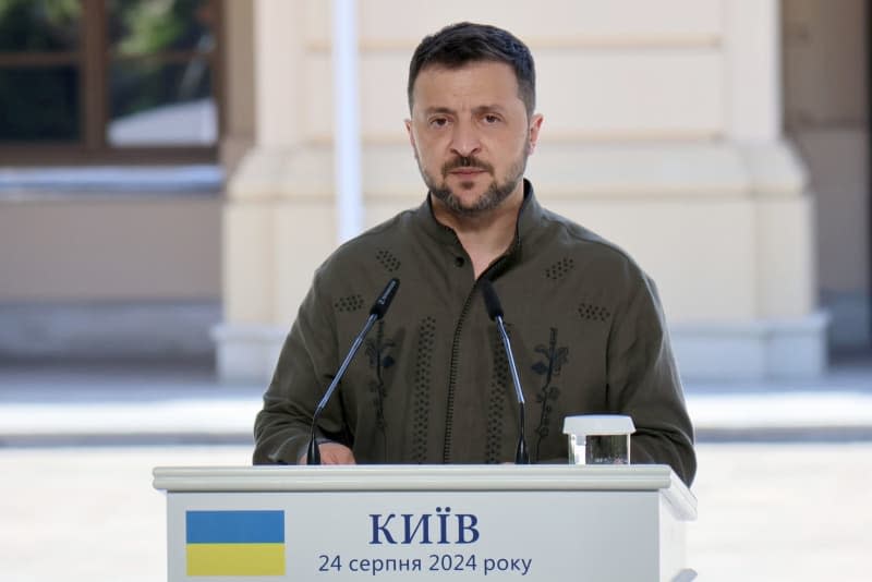 Ukrainian President Volodymyr Zelensky attends a joint press conference with Polish President Andrzej Duda and Lithuanian Prime Minister Ingrida Simonyte outside the Mariinskyi Palace on Ukraine's 33rd Independence Day. -/Ukrinform/dpa