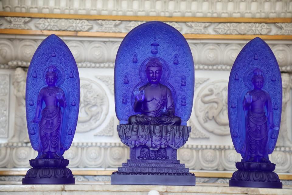 為淨琉璃世界代表的東方三聖，經常以藍色琉璃塑像。（圖／翻攝自佛光山圓福寺粉專）