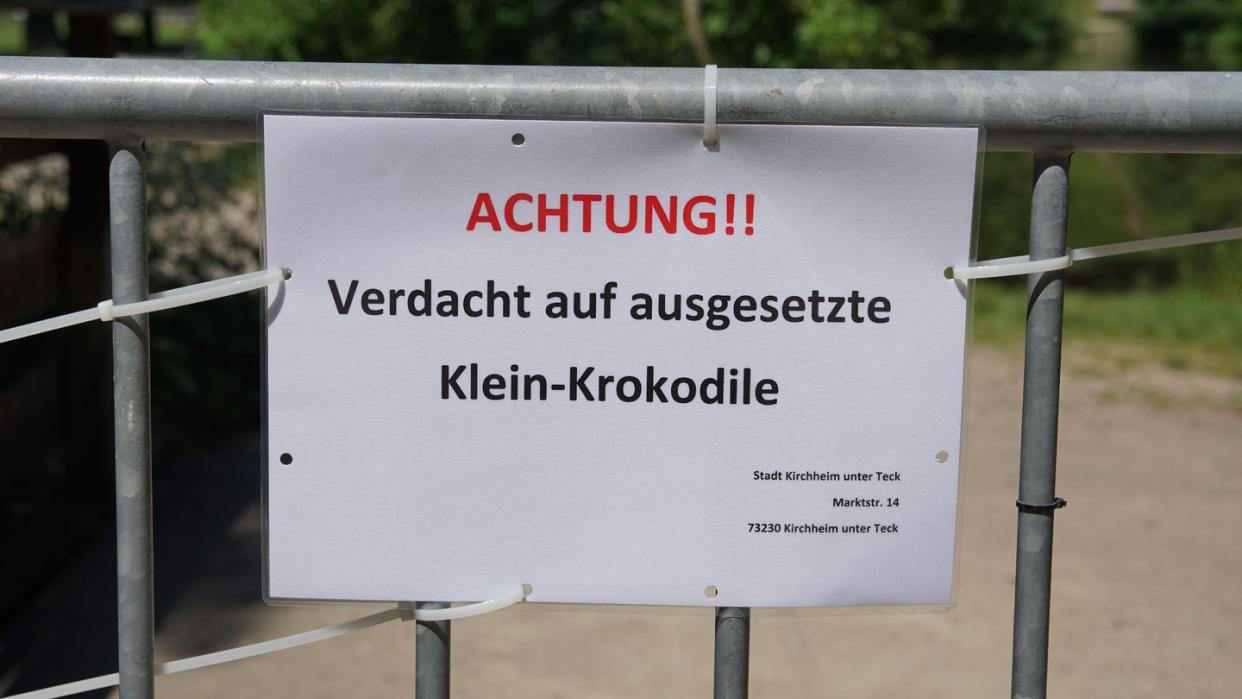 «Achtung!! Verdacht auf ausgesetzte Klein-Krokodile» - mit diesem Warnhinweis hat die Stadt Kirchheim unter Teck den Bereich um die Bürgerseen abgesperrt. Foto: SDMG/Krytzner