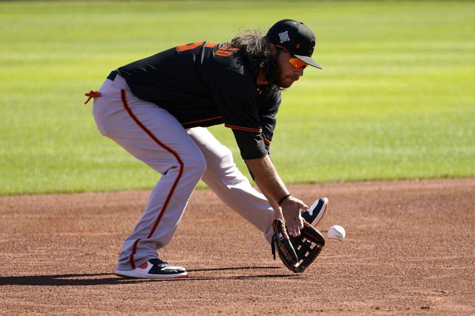 San Francisco Giants' Brandon Crawford runs drills during spring training baseball workouts, Tuesday, March 15, 2022, in Scottsdale, Ariz. (AP Photo/Matt York)